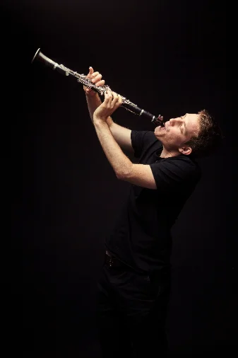 Jonathan Hadas performing live